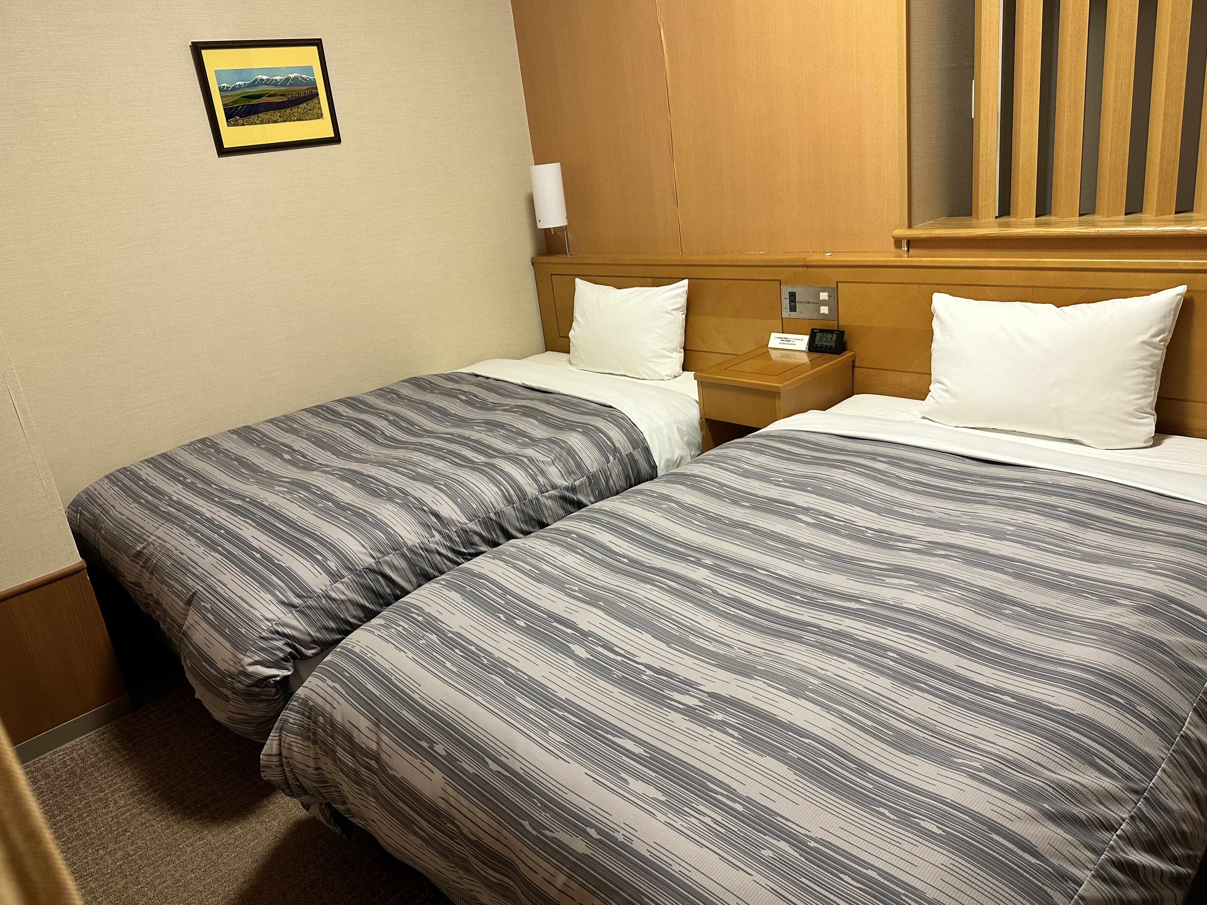 ツインルームでは120x196cmのベッドが２組ございます。