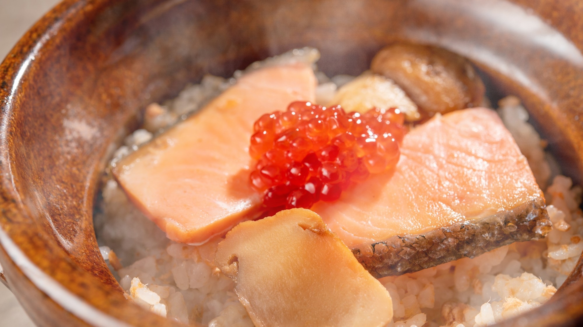 【極み会席・秋】鮭と松茸の土鍋ご飯と岩手が誇る「前沢牛」石焼に舌鼓！鮑の揚物・海鮮鍋など美食旅へ