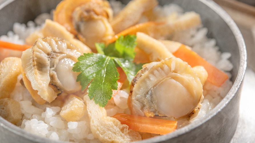 【前沢牛すき焼鍋＆鮑蒸籠蒸し付会席】帆立釜飯イメージ