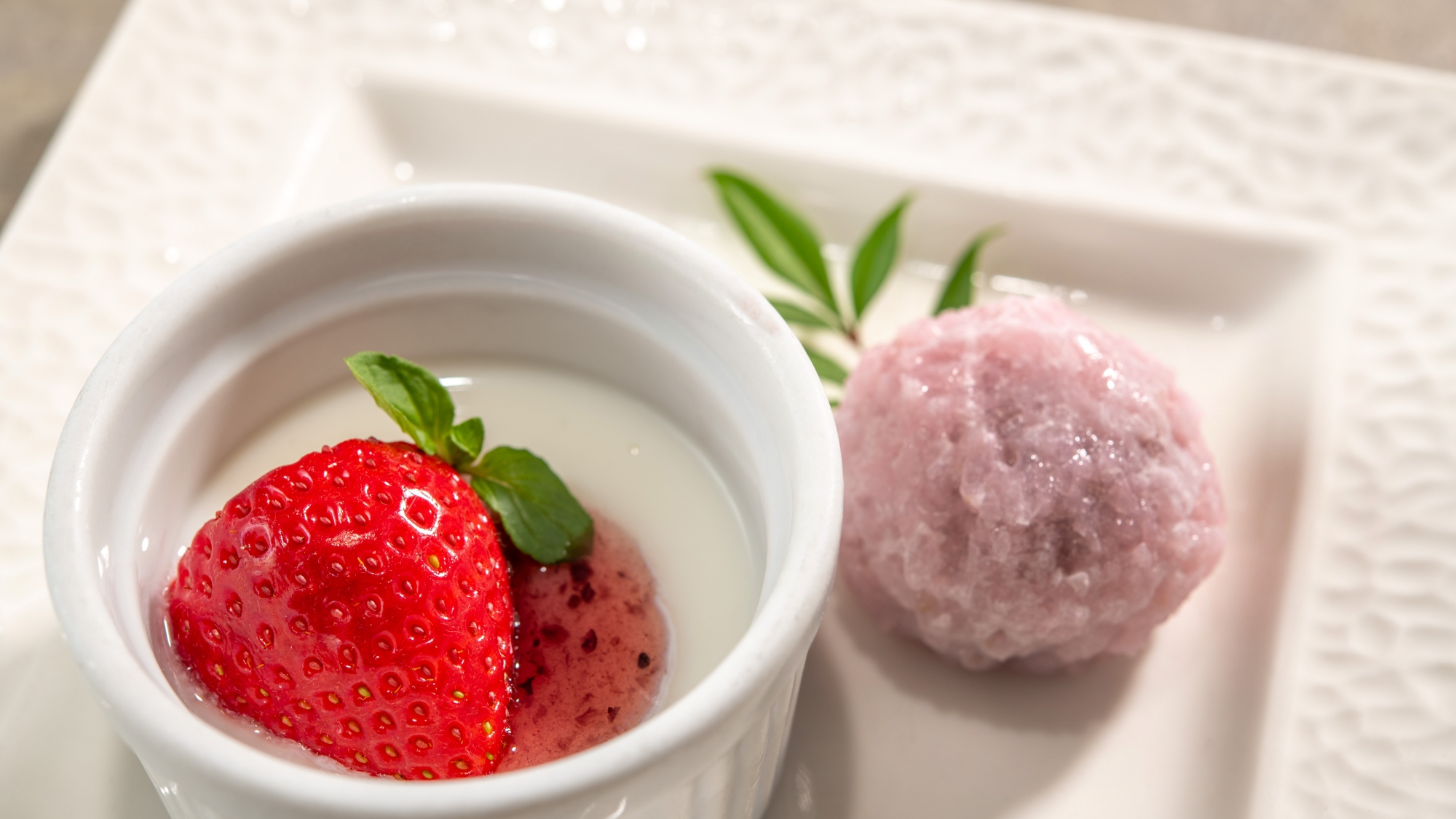 【土地の恵み会席/春】デザート　たのはた牛乳プリン・桜小餅（3～5月）