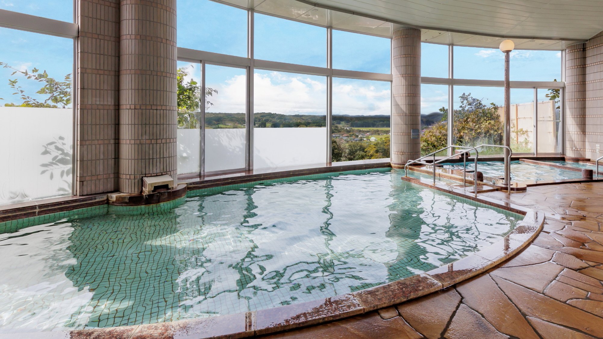 ■大浴場■広々とした浴槽で、温泉をたっぷりとお楽しみください。