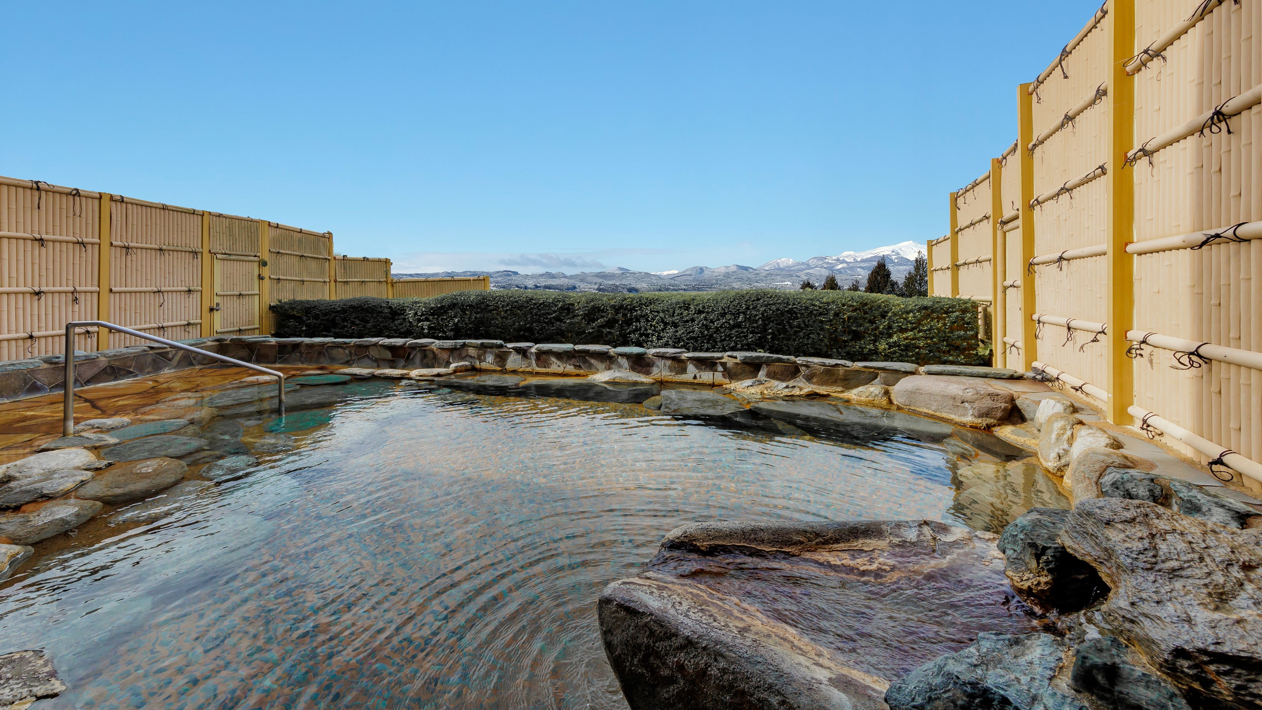 ■露天風呂■秀峰・栗駒山の冬景色をお楽しみください。