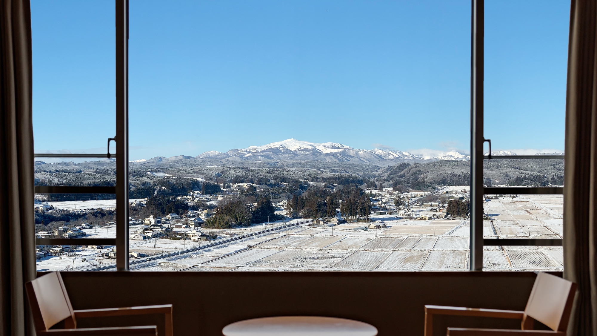 当ホテルからの冬の風景　秀峰・栗駒山を一望する白銀の世界をご覧いただけます