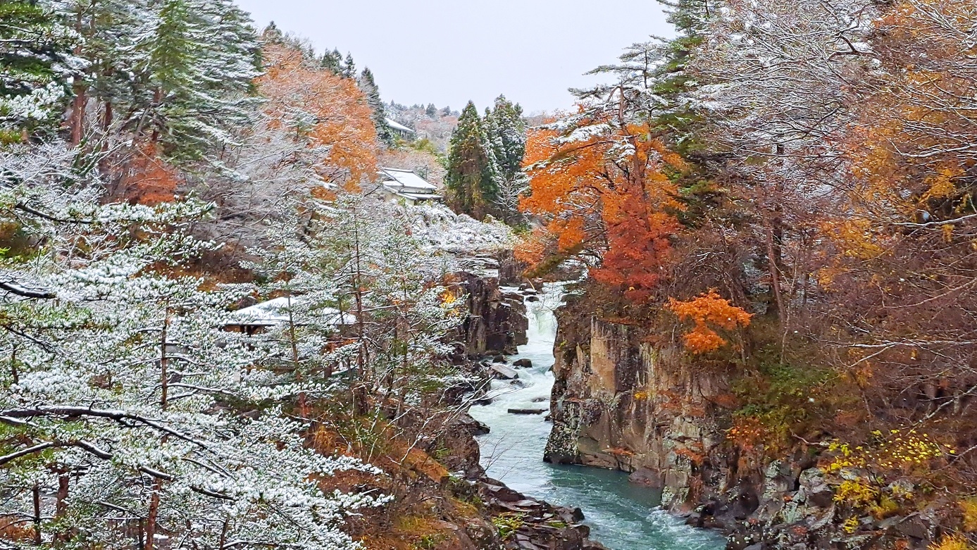厳美渓(冬)／ホテルから車で約5分。国の名勝天然記念物に指定された美しい渓谷が続きます。