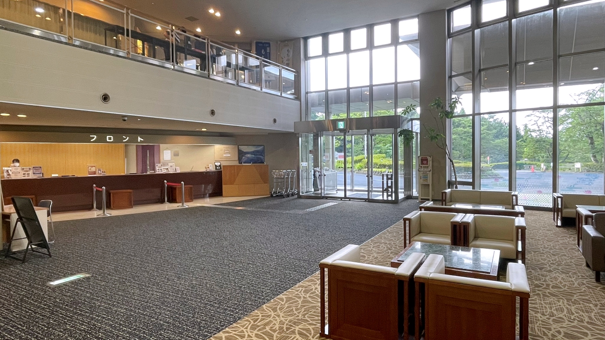 広々としたロビースペースは眺めも抜群です。