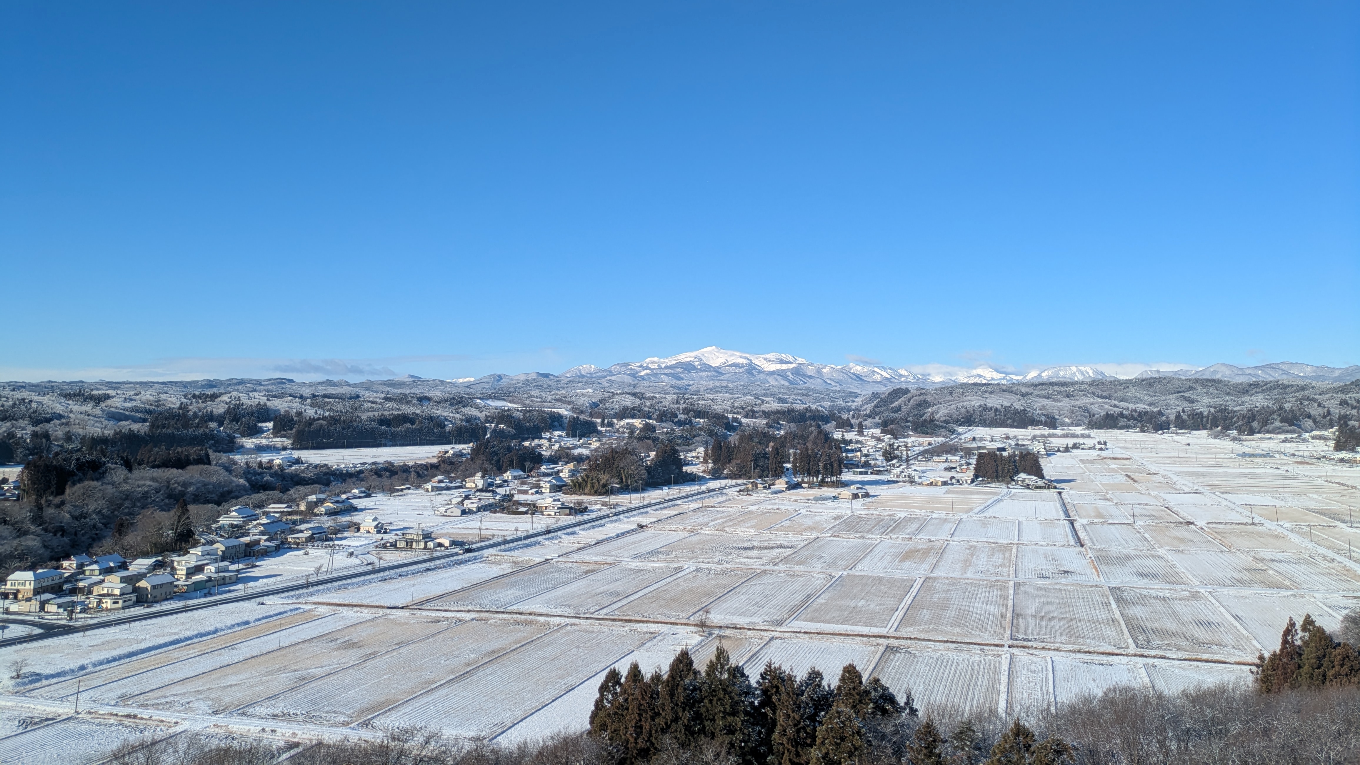 当ホテルからの冬の風景　秀峰・栗駒山を一望する白銀の世界をご覧いただけます