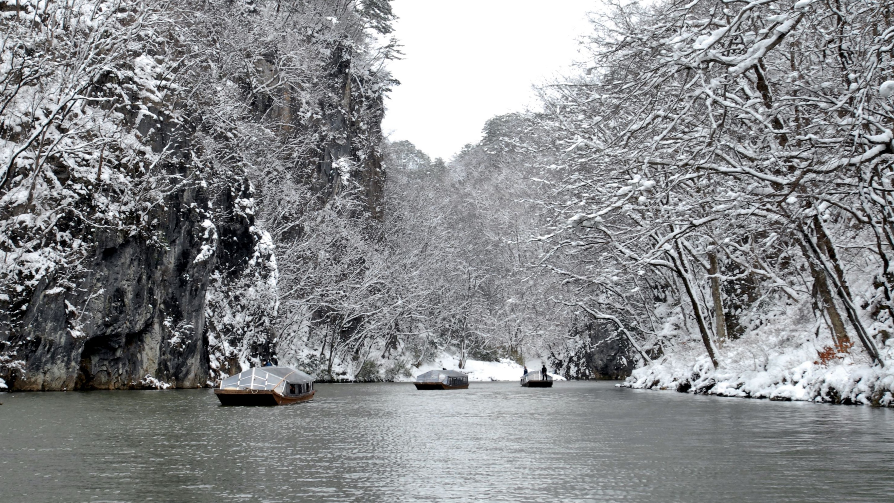 猊鼻渓(冬)／ホテルから車で約30分。冬の静けさと白銀に包まれた世界の中船下りを楽しめる