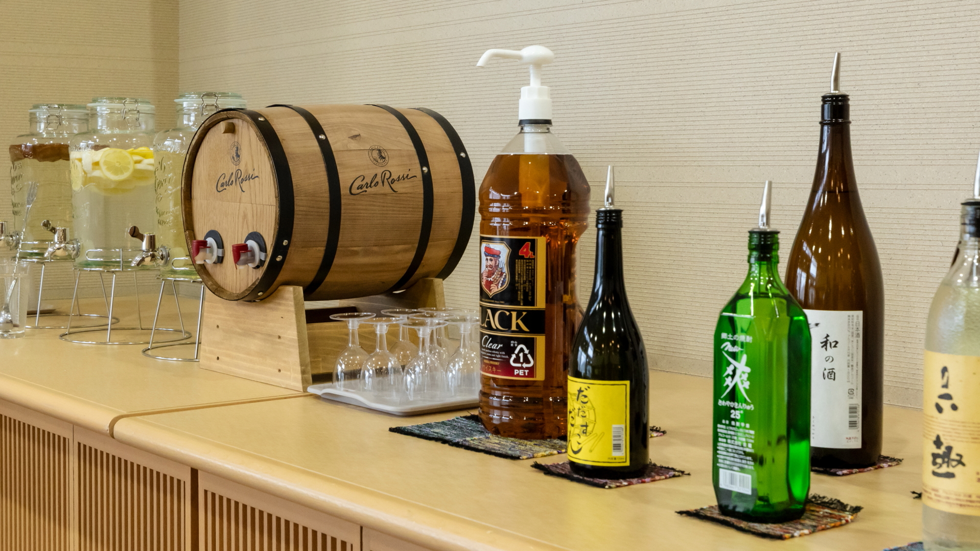 【ウエルカムサービス】ねまらいラウンジ。アルコール飲料などご用意。