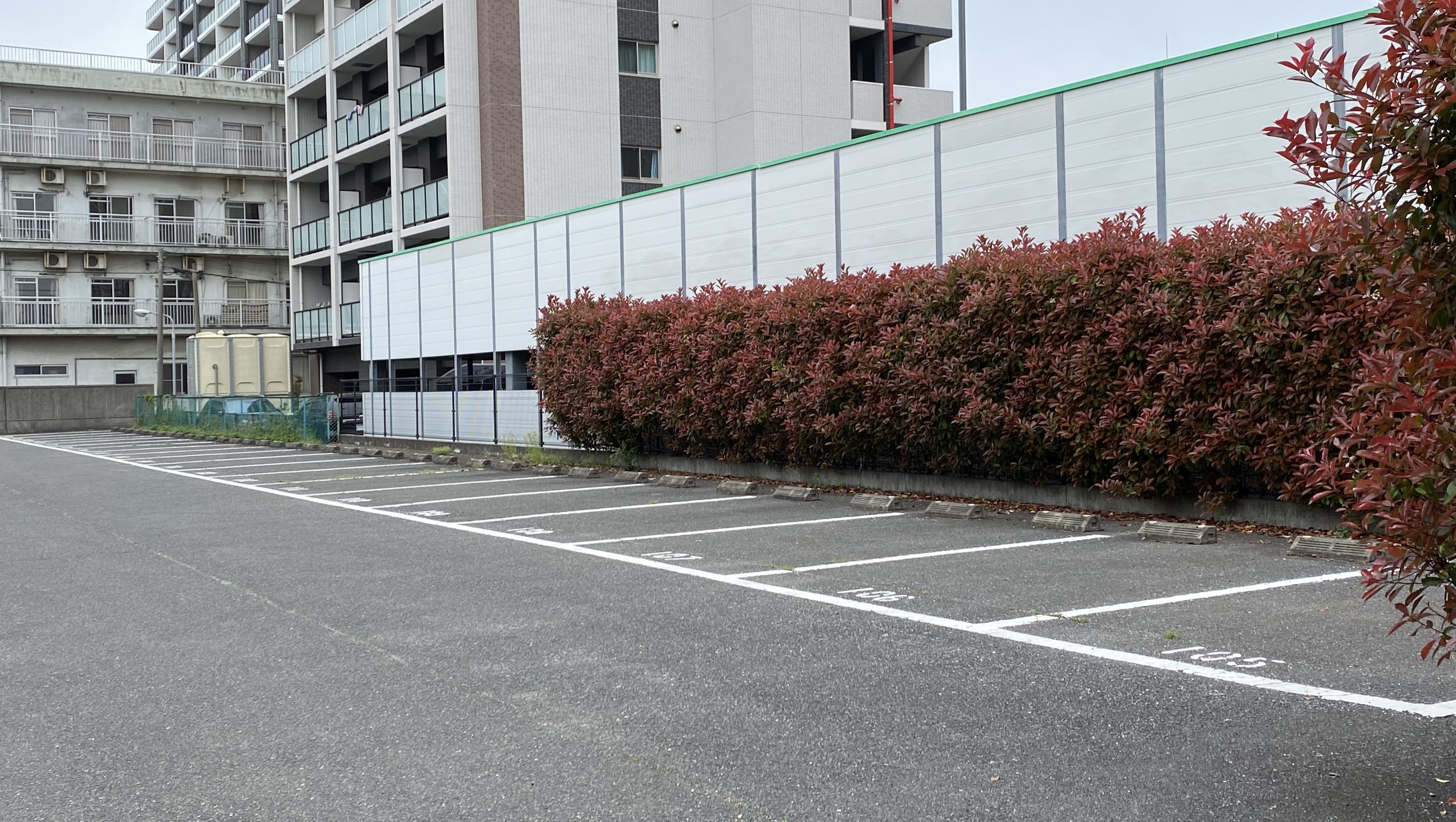 無料駐車場　自走式立体駐車場140台分完備
