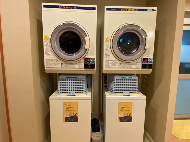 男性浴場脱衣所内ランドリー　洗濯機2台・乾燥機2台
