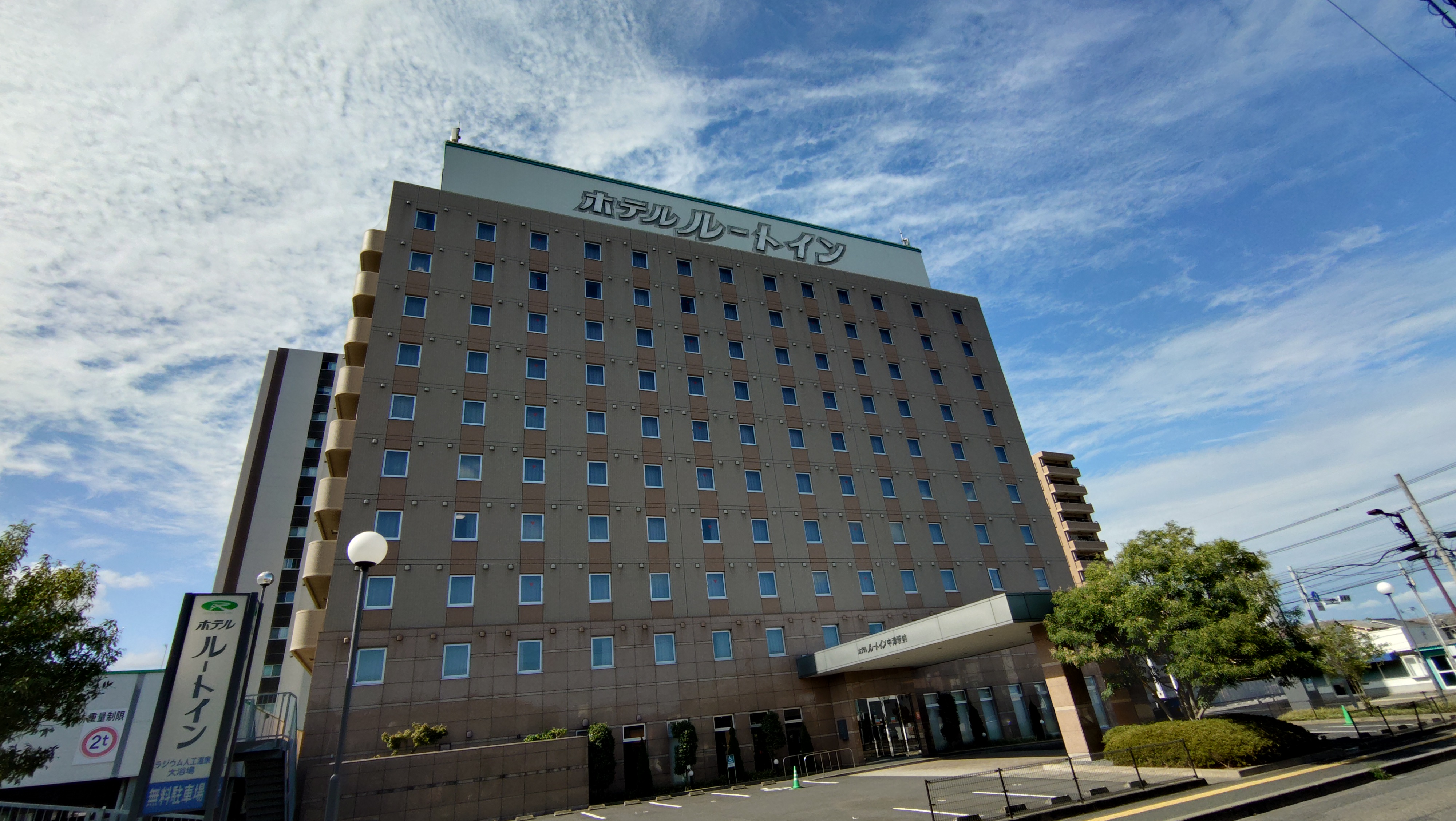 JR日豊本線の線路沿い、中津駅から徒歩3分です。