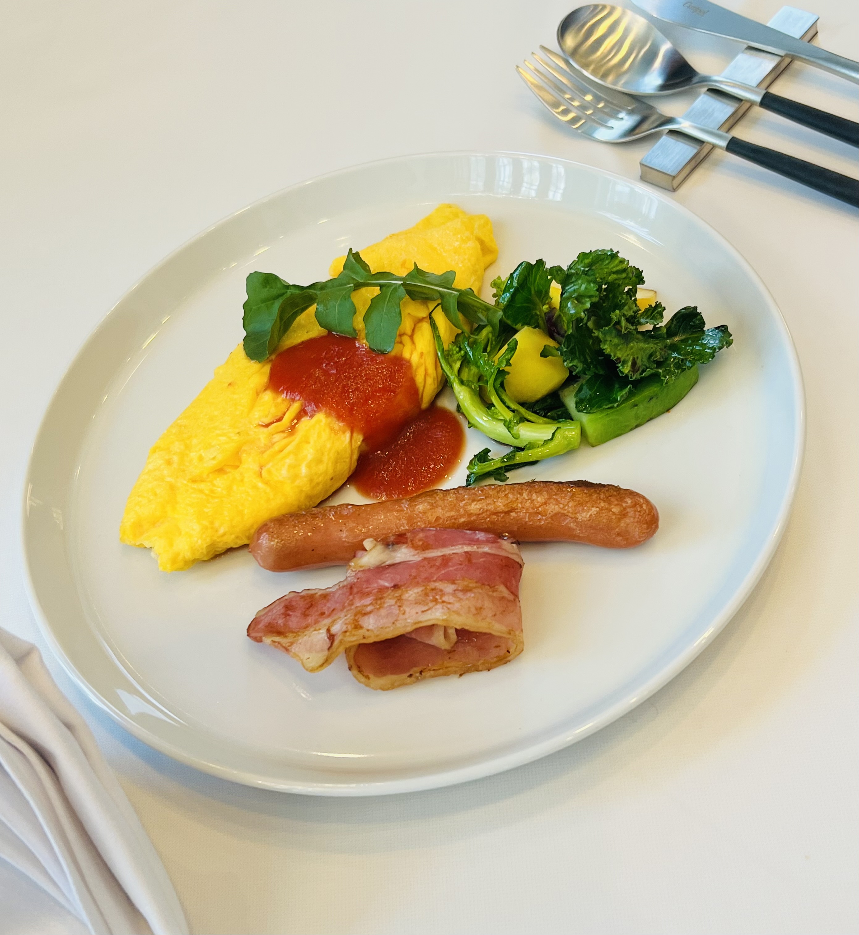 オムレツと契約農家地元野菜のグリル添え こだわり減塩ベーコン＆ソーセージ