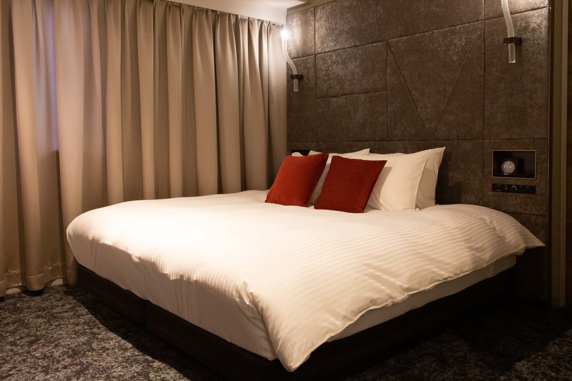 デラックスキングルーム（ベッド幅2m&times;長さ2m）