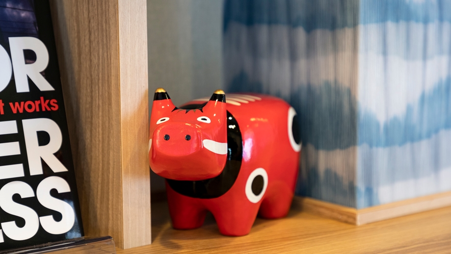 【ライブラリーカフェ】福島県会津地方の郷土玩具”赤べこ”が会場内を見守っています
