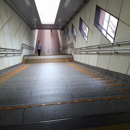 ◆ホテルへの道順③◆突き当りの階段を降ります