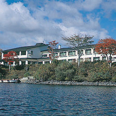 桧原湖越しのホテル