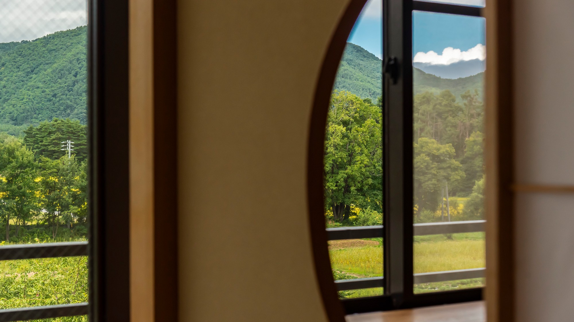 【葵館和室】窓からは四季折々の景色を眺めることができます