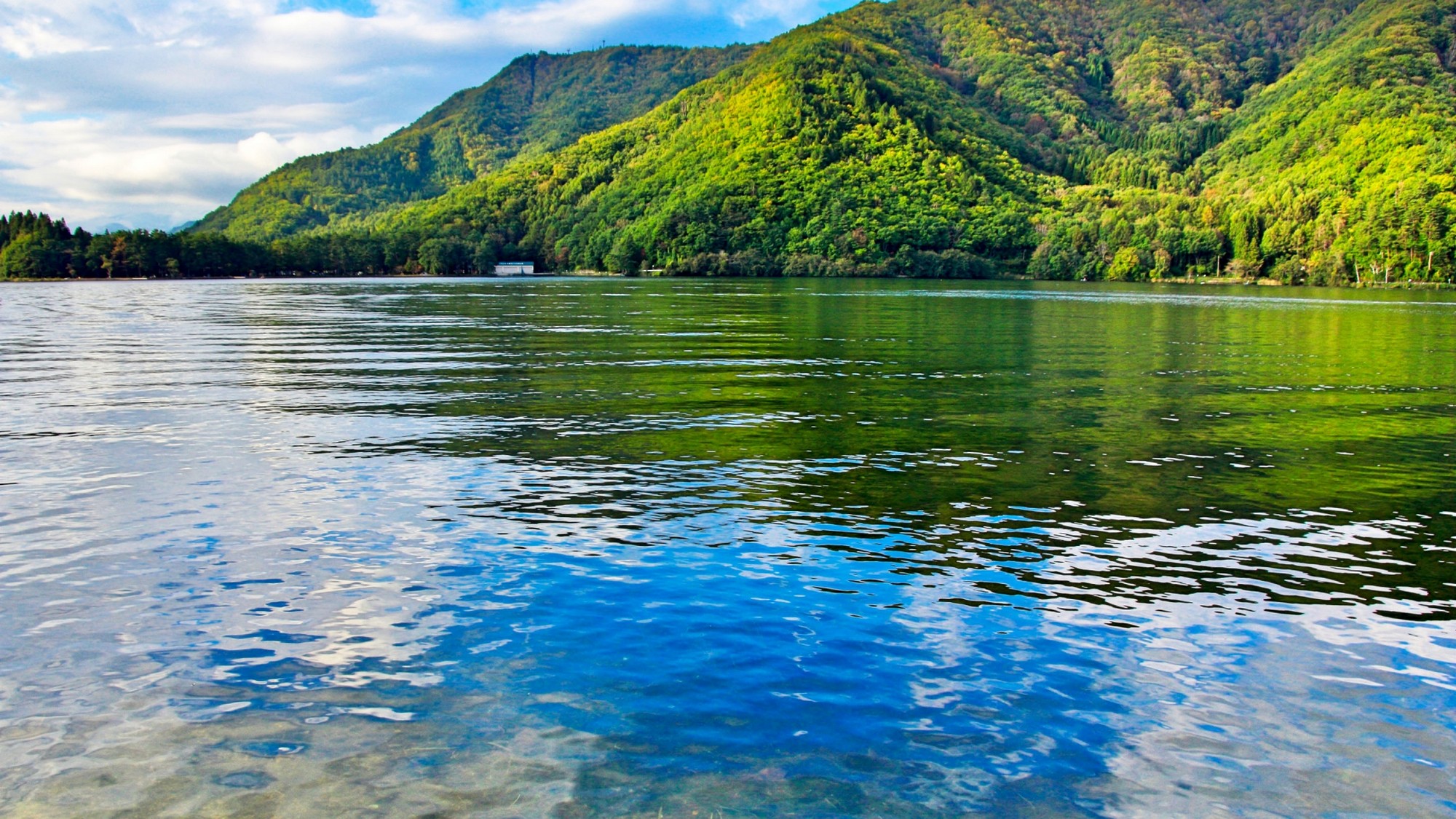 仁科三湖の一つ、木崎湖。夏にはSUPやカヌーなどウォータースポーツも盛ん！