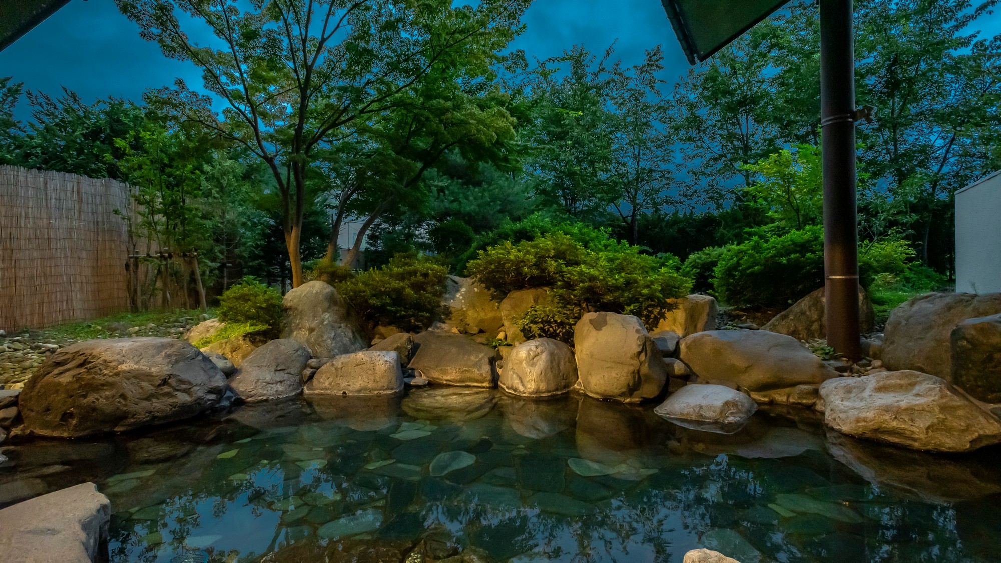 夕暮れ時の露天風呂。静かな夜の空気に包まれて。