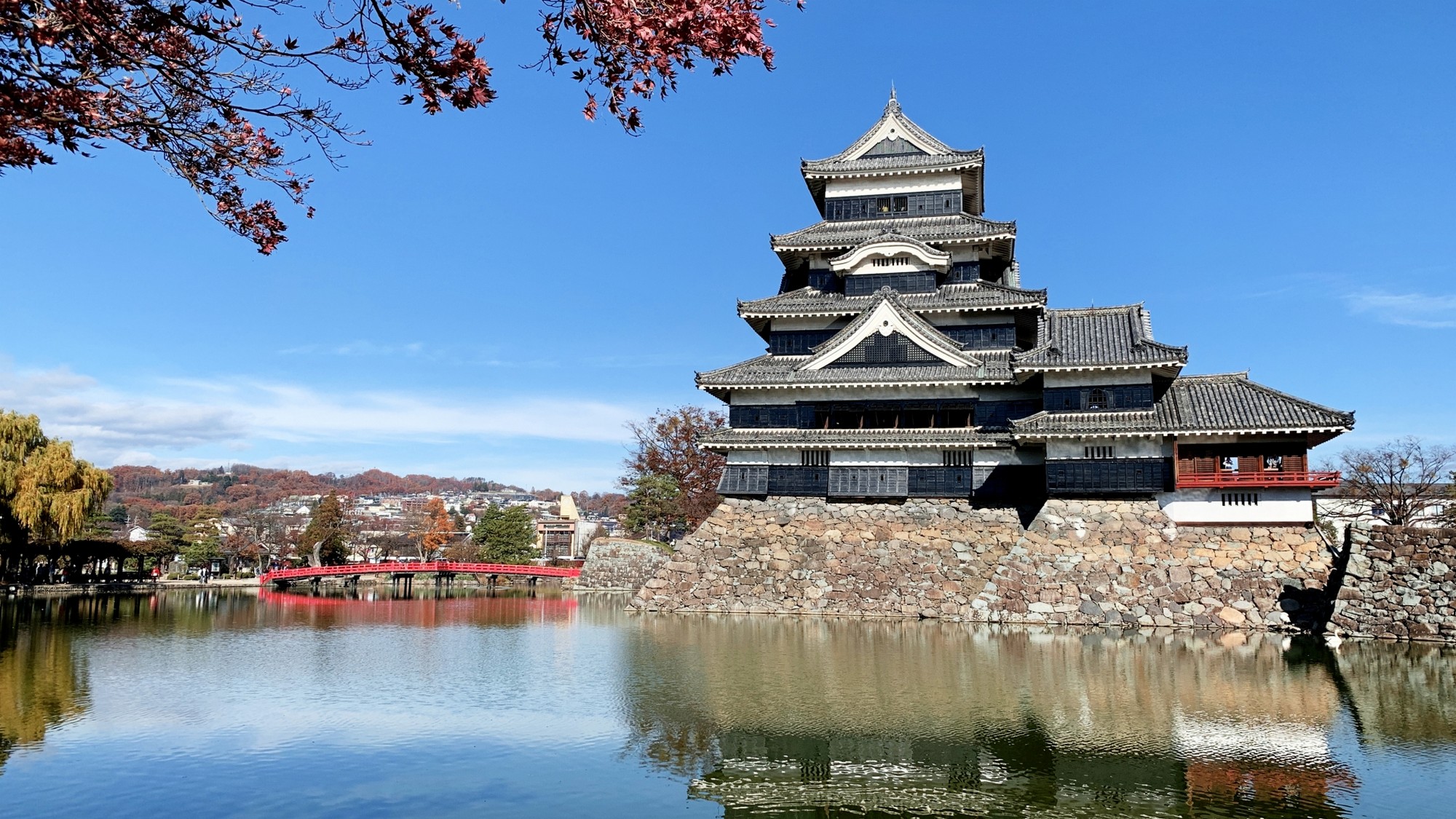 国宝「松本城」は現存する五重六階の天守としては日本最古の建造物。季節折々の景観に圧倒されます。