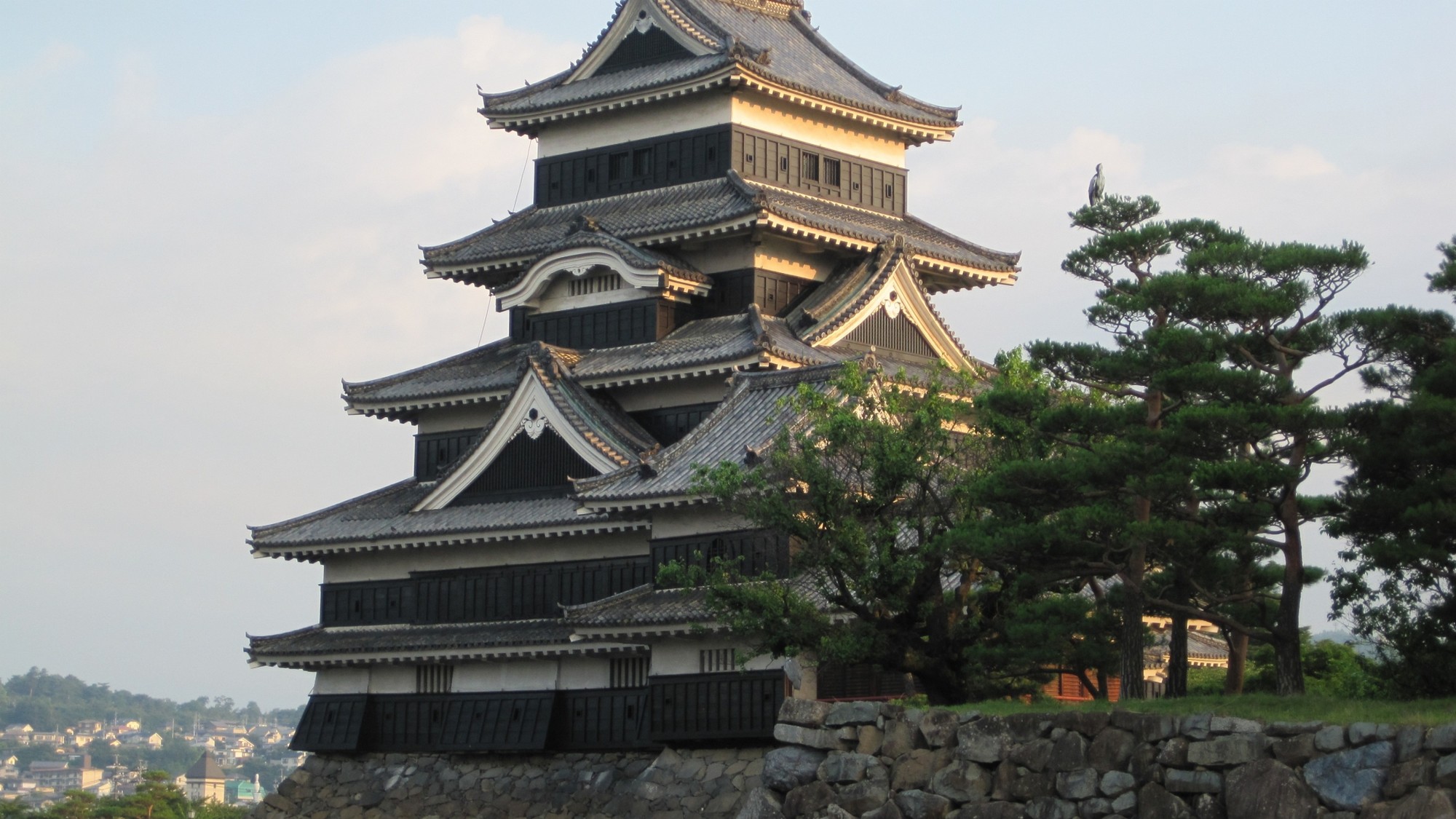 信州が誇る国宝「松本城」までは当ホテルからお車で約55分。