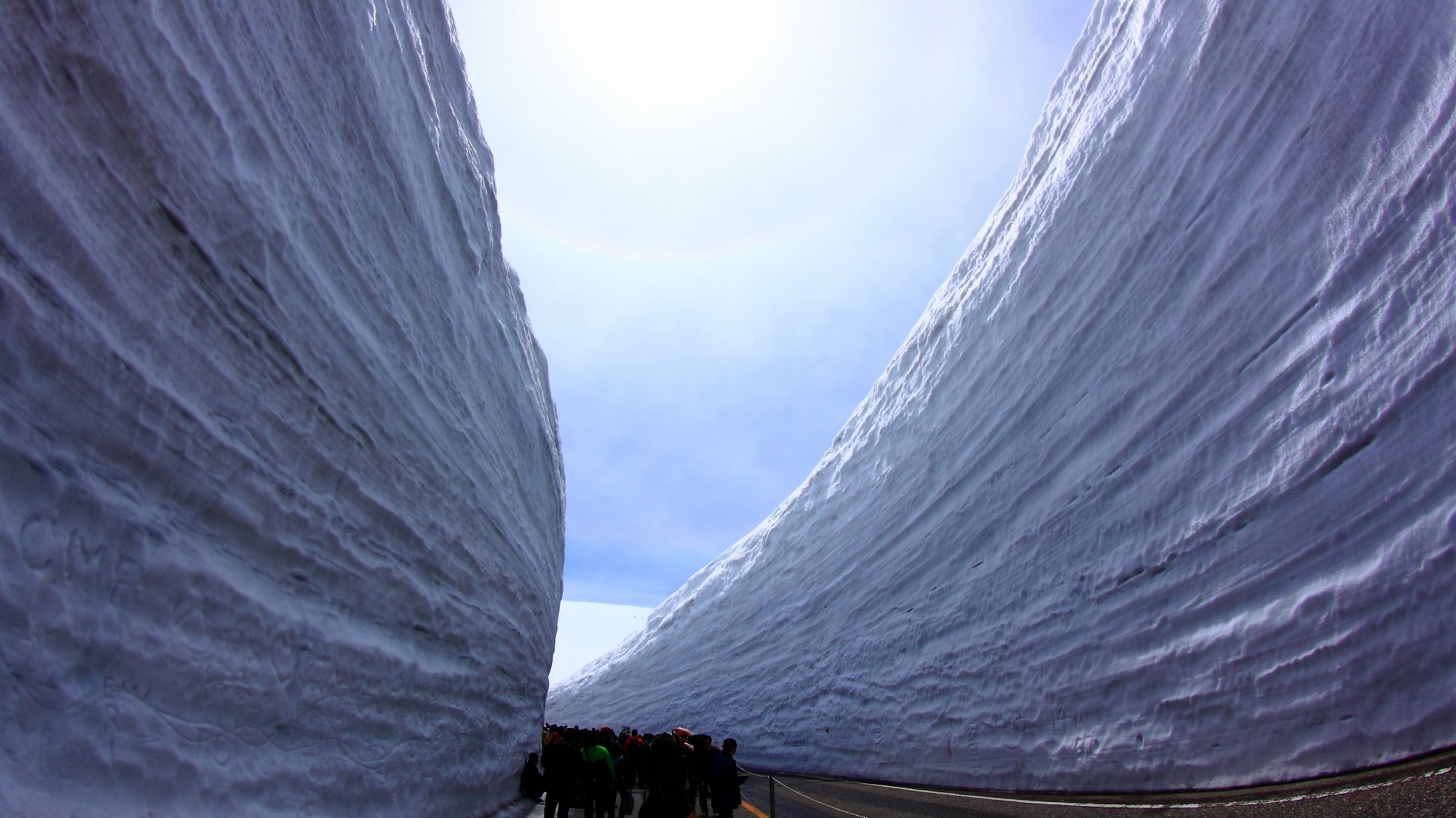 雪の大谷　立山室堂平は、世界でも有数の豪雪地帯。その積雪は20ｍを超えることも！
