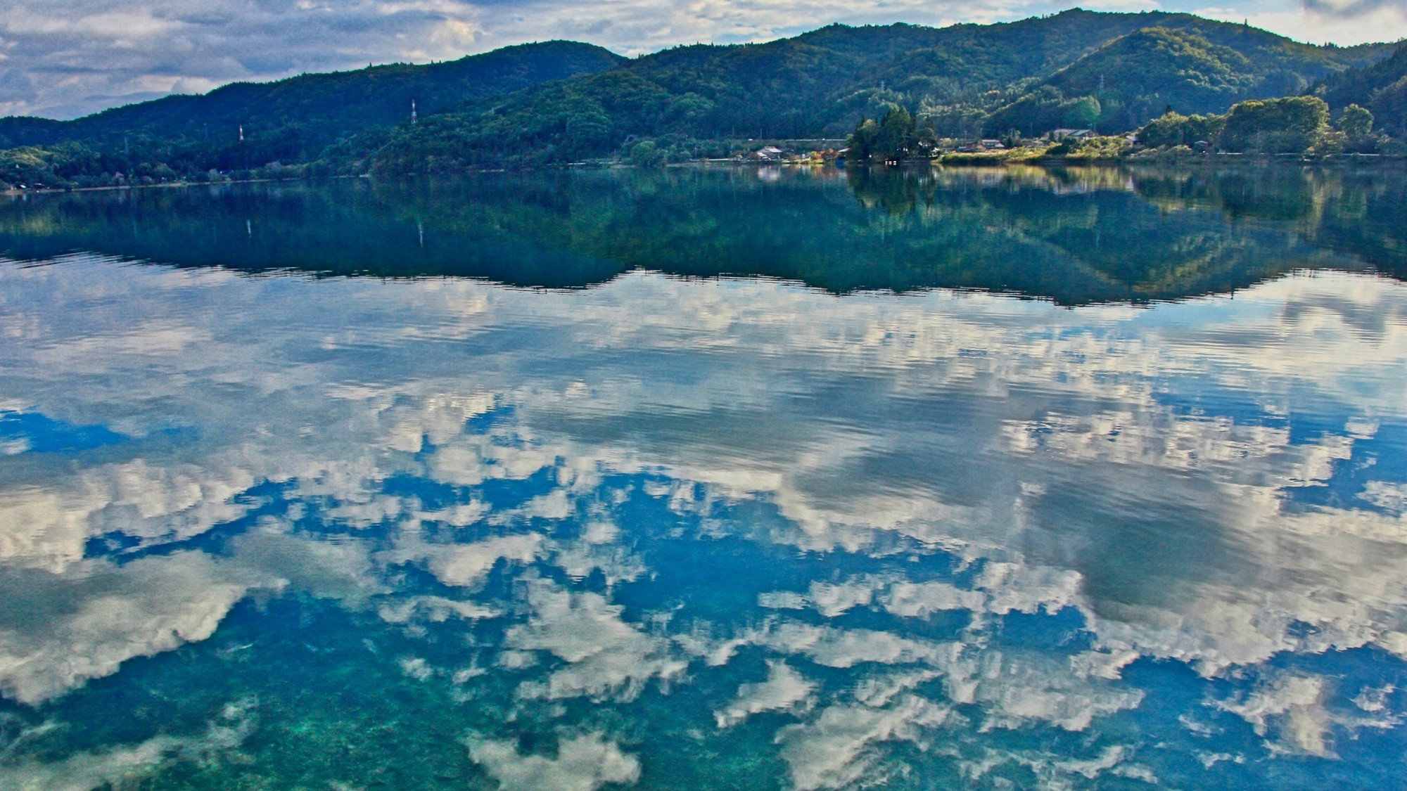 インスタ映え必至♪青空と湖面に映る真っ白の雲！青木湖の景色
