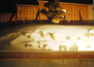 雪見露天風呂　「琢磨の湯」　静けさの中に湯音だけが鳴り響く