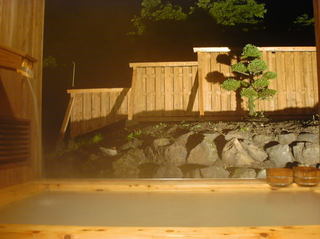 琢磨の湯　静けさの中に湯音だけが鳴り響く