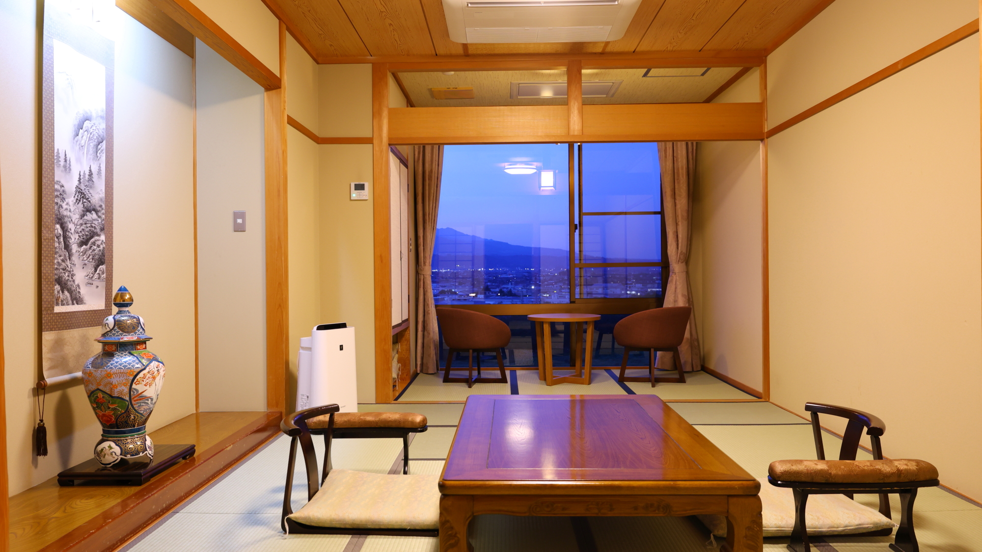 □【展望風呂付き和洋室】琉球畳のツインベッドルームと和の12畳間からなる和洋室。一日一組様限定のお部