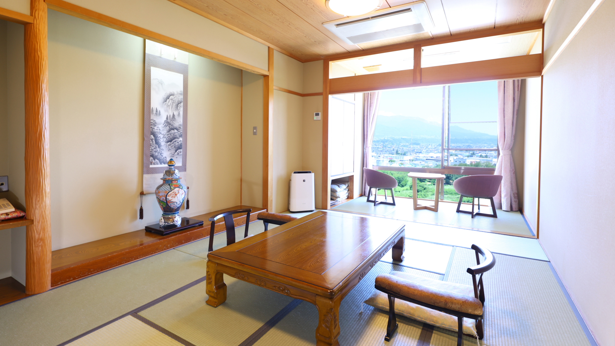 □【展望風呂付き和洋室】琉球畳のツインベッドルームと和の12畳間からなる和洋室。一日一組様限定のお部