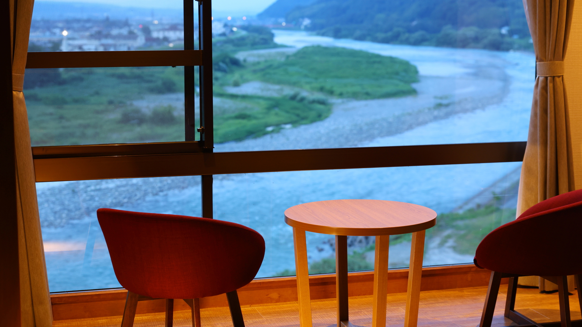 □【2024年リニューアル・1室限定】和モダン二間／～6名　主室