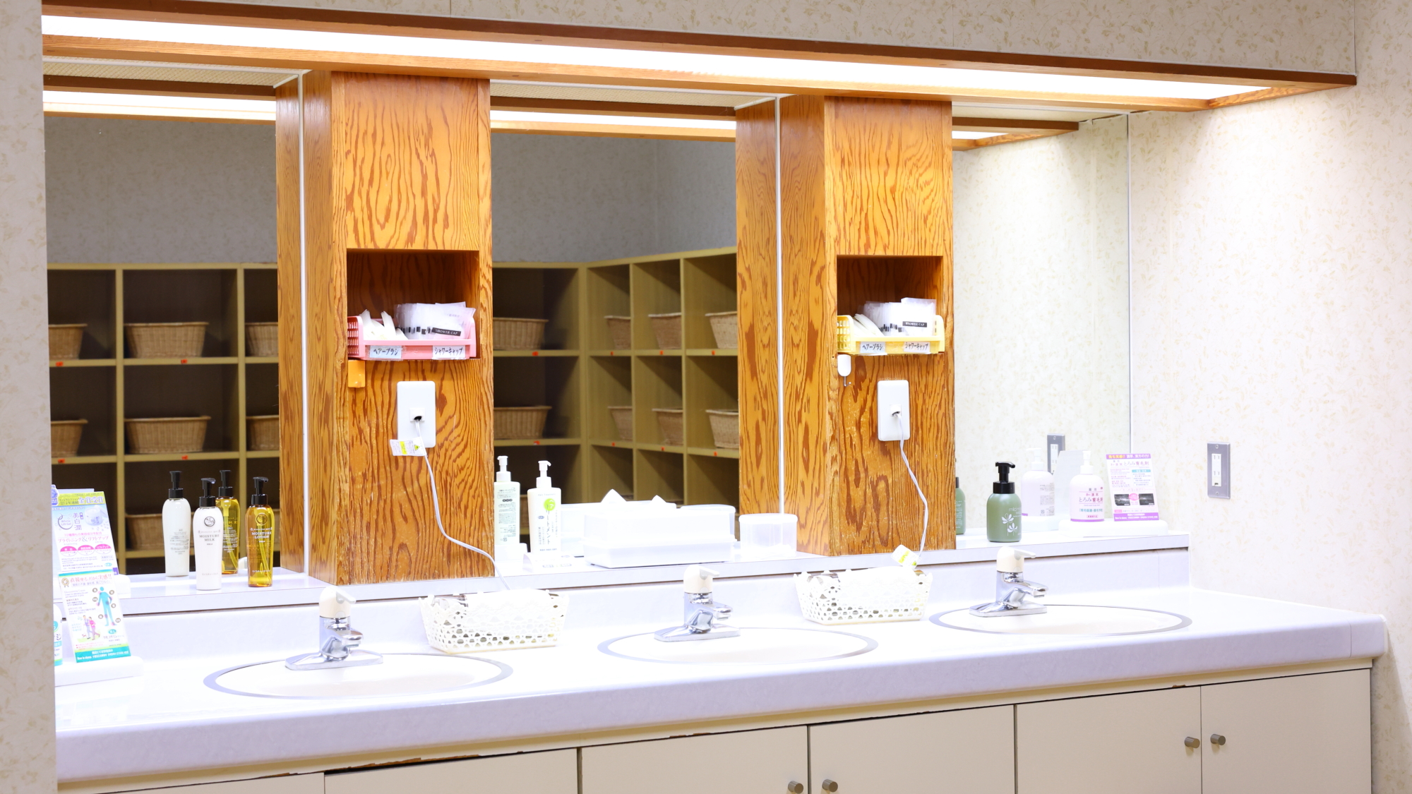 □【脱衣場】脱衣洗面も広々、ゆったりご利用いただけます