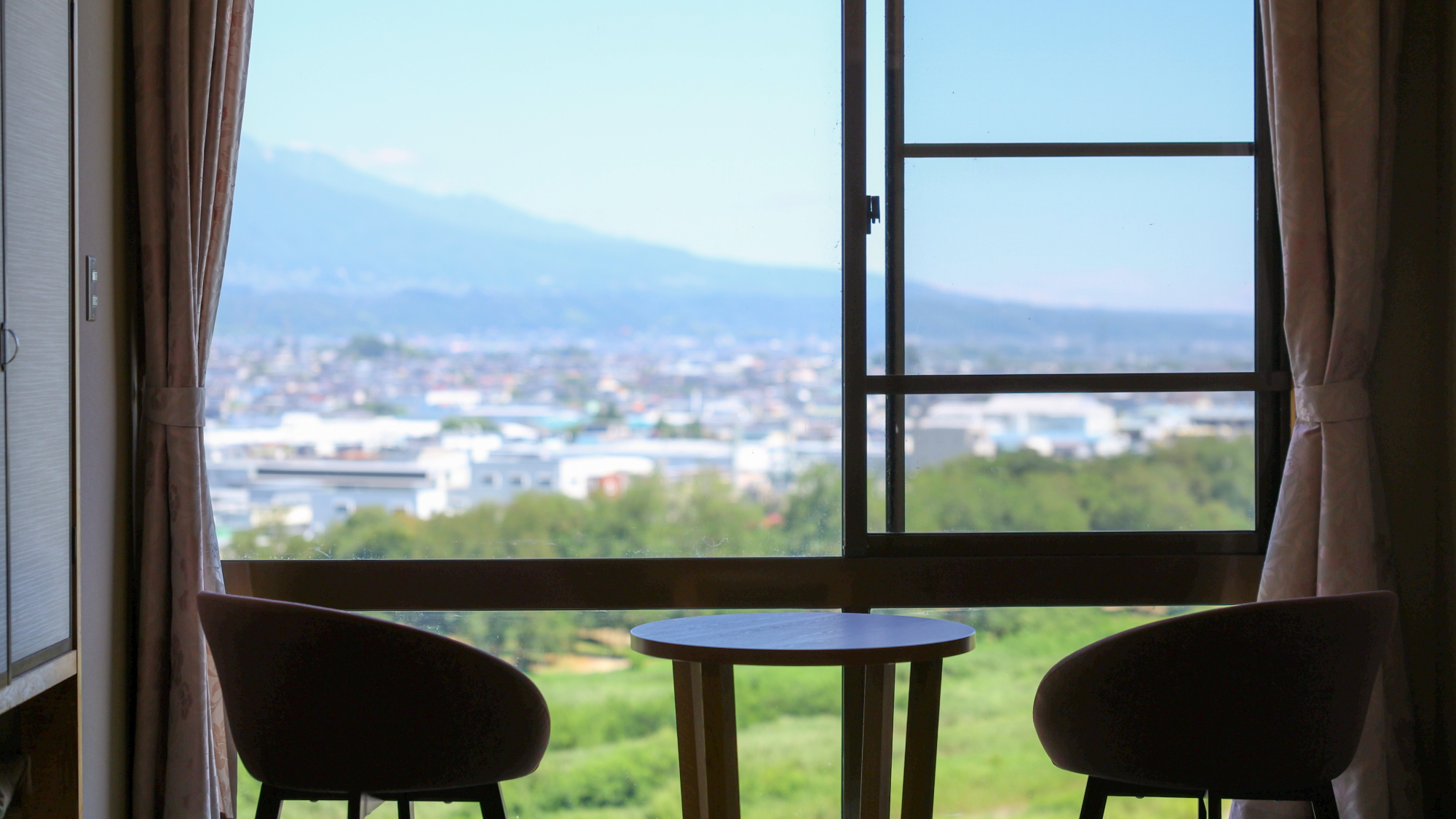 □【展望風呂付き和洋室】四季折々に移ろう南信州の眺めとともに、どうぞごゆっくりお寛ぎください