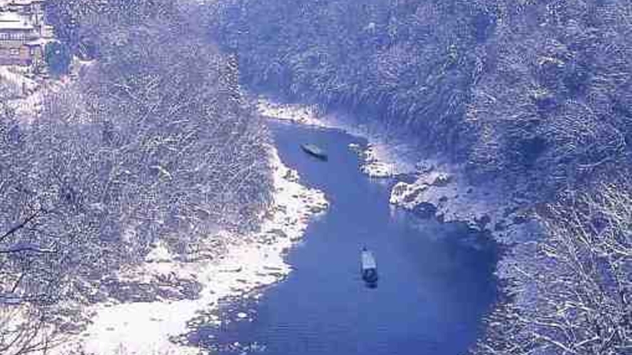 ■雪の我流峡・冬は見事な雪景色の中のライン下り　コタツ舟なのであったか舟下りができます。当館で割引乗