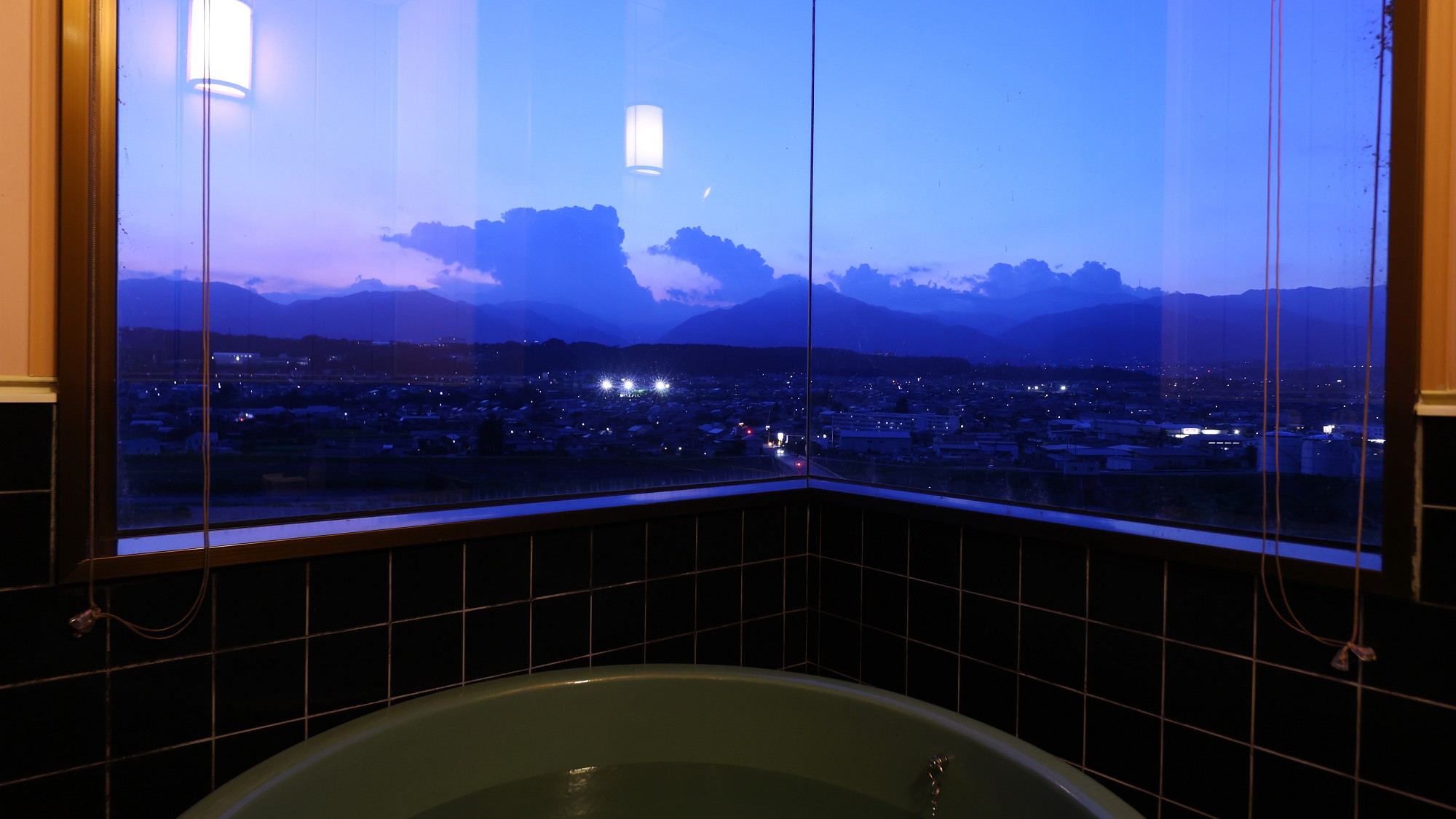 □【展望風呂付き和洋室】夜は眼下に飯田市街地の夜景が広がります