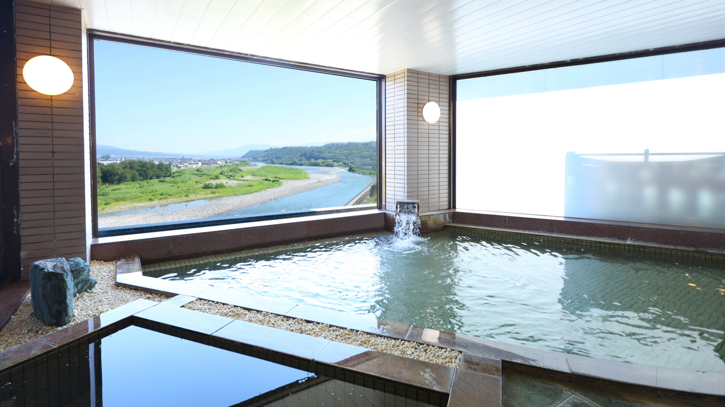 □【大浴場・内湯】壁一面に大きなガラス窓のある展望大浴場