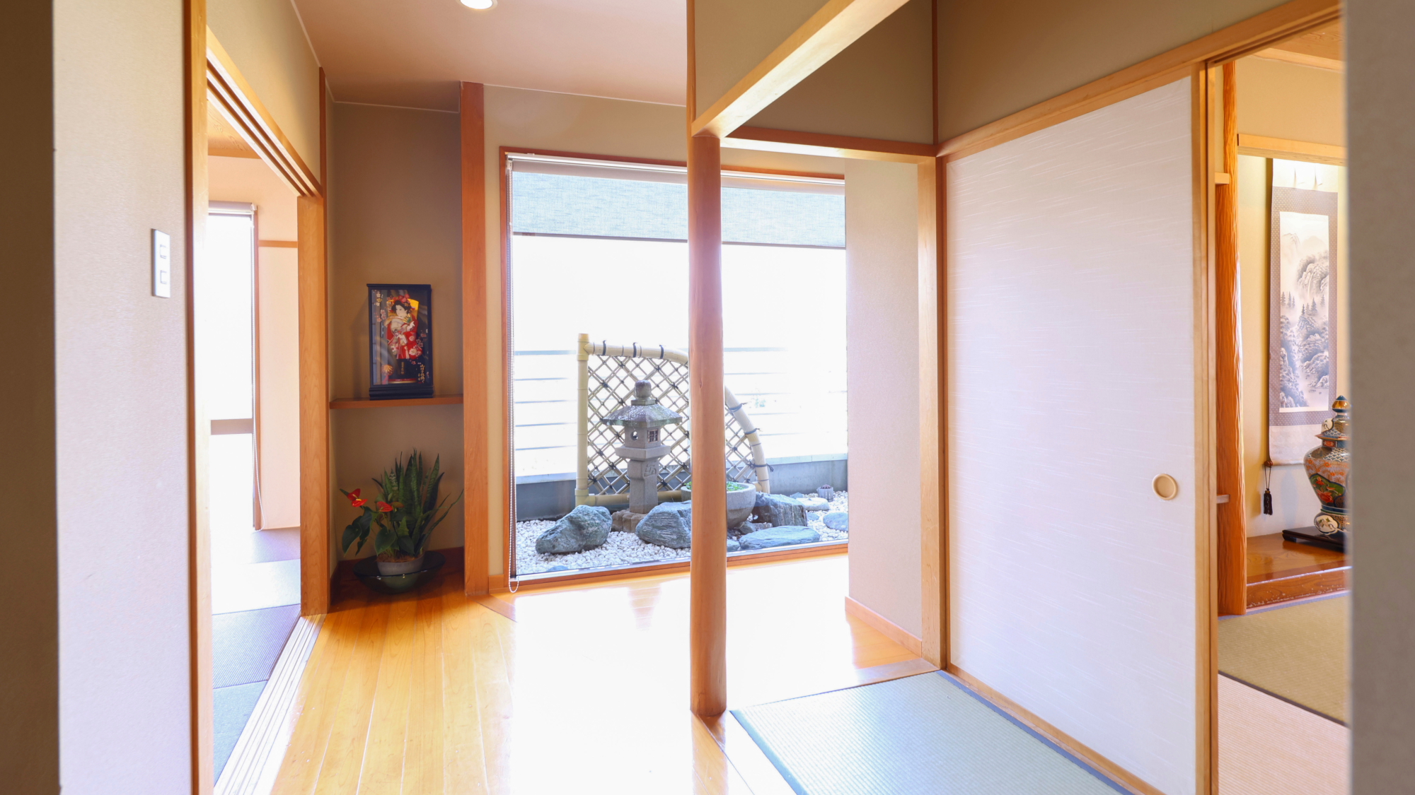 □【展望風呂付き和洋室】踏込みも広々しており、ご家族ご親族、グループでのご旅行などにも最適です