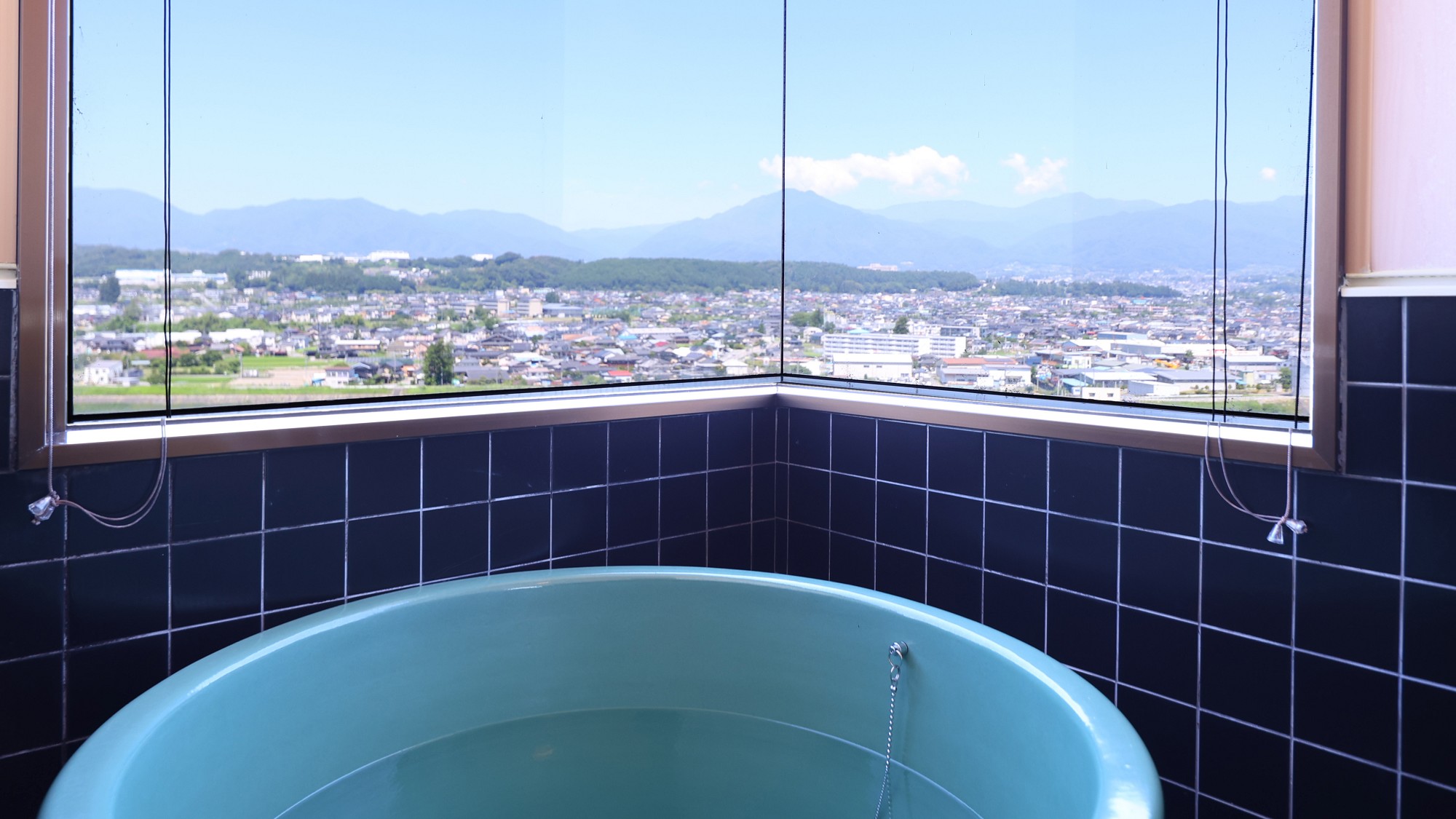 □【展望風呂付き和洋室】昼は天竜川の悠々たる流れ、天竜舟下りも眺められます