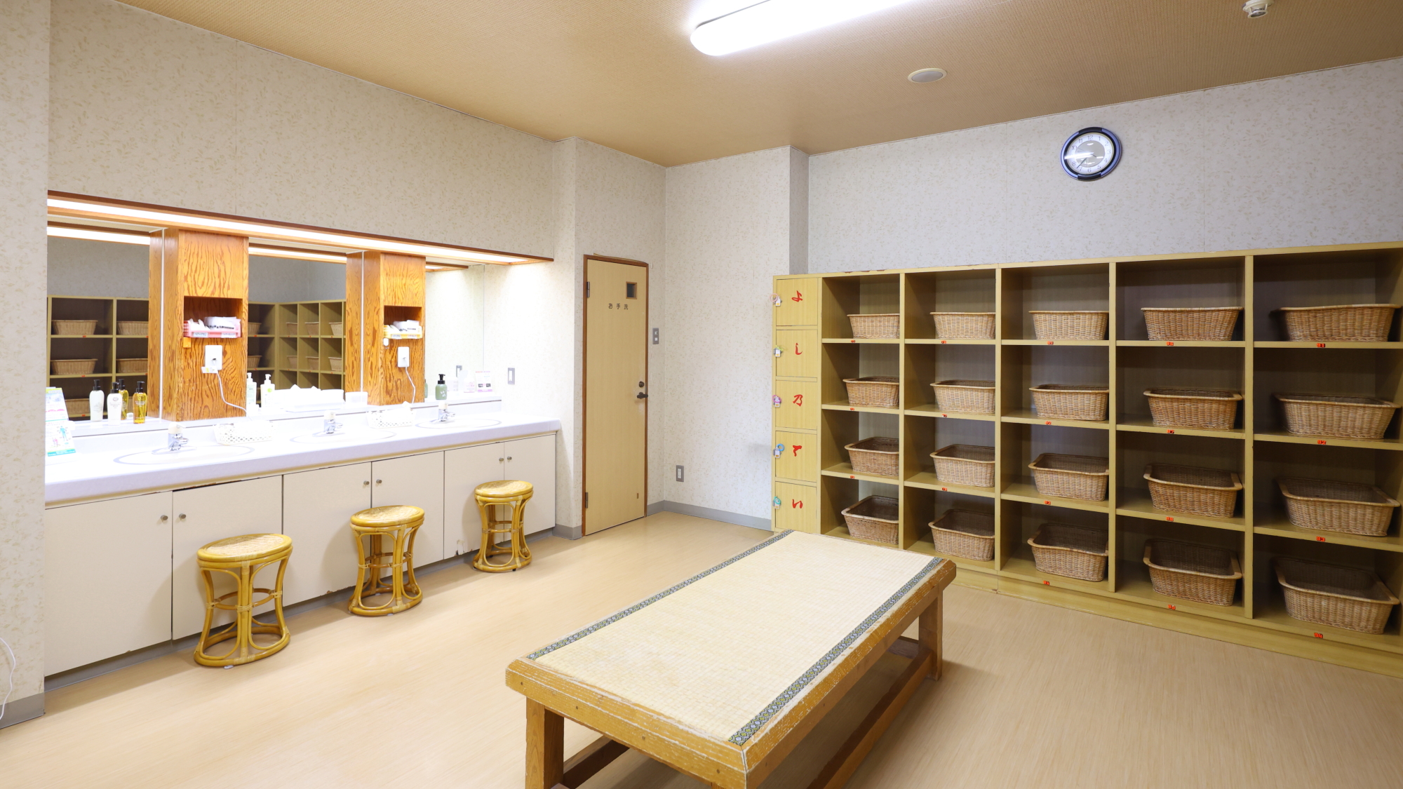 □【脱衣場】脱衣洗面も広々、ゆったりご利用いただけます