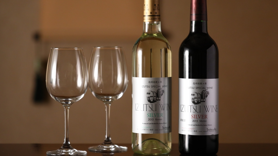 □【お飲み物】「井筒ワイン」。信州ワインの中でも人気の高い銘柄。県内で栽培収穫された品種を醸造