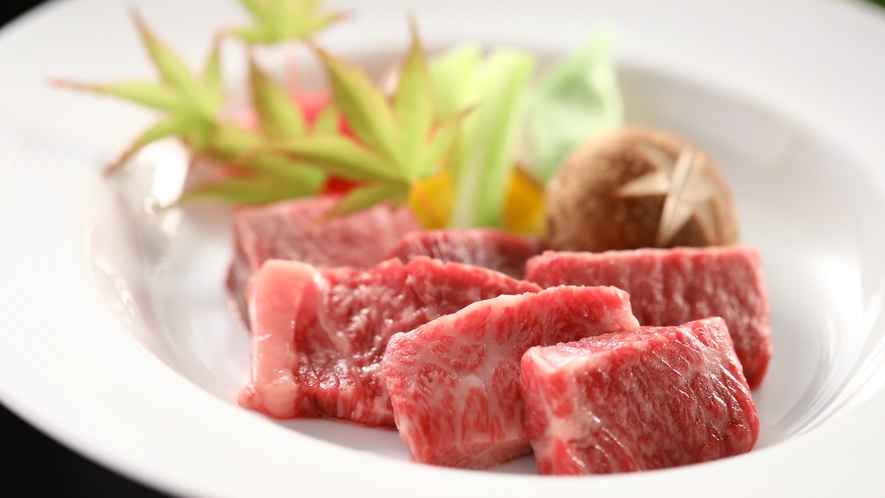□【彩の料理 一例】長野県産の霜降和牛を、お客様ご自身で鉄板で焼いてお召し上がりいただきます