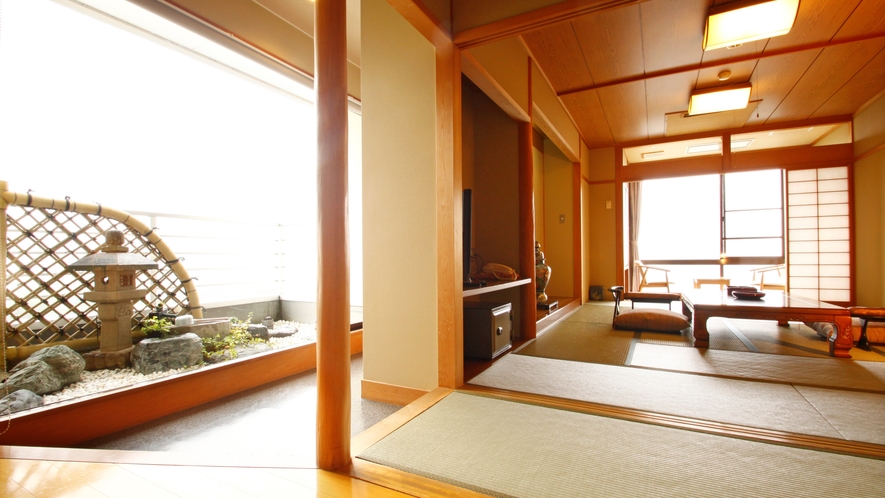□【展望風呂付き和洋室】琉球畳のツインベッドルームと和の12畳間からなる和洋室。一日一組様限定のお部