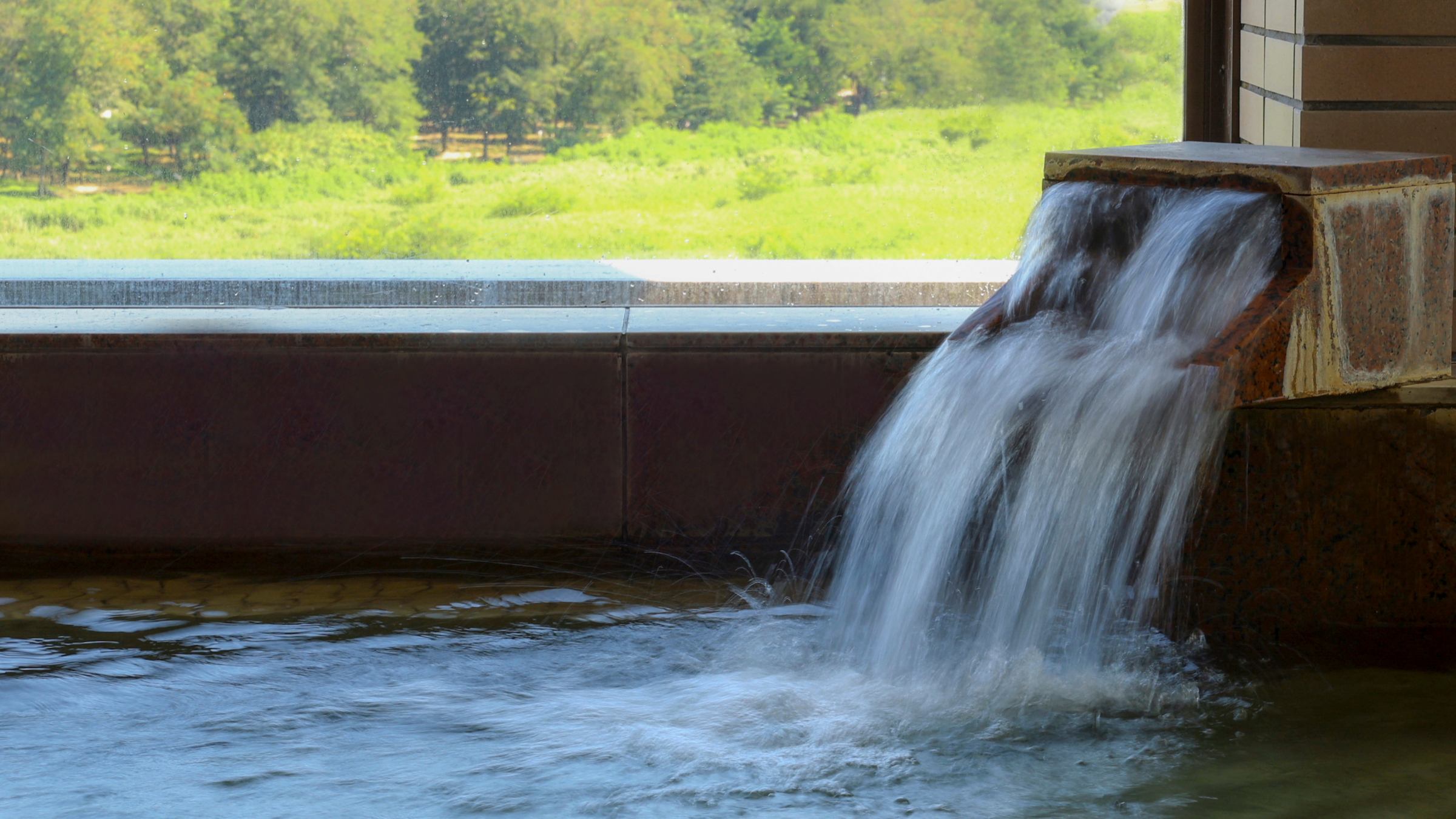 □【大浴場】ガラスのくもりをそっと撫でるとひろがる、雄大な天竜川の流れ。ごゆっくりとご堪能ください
