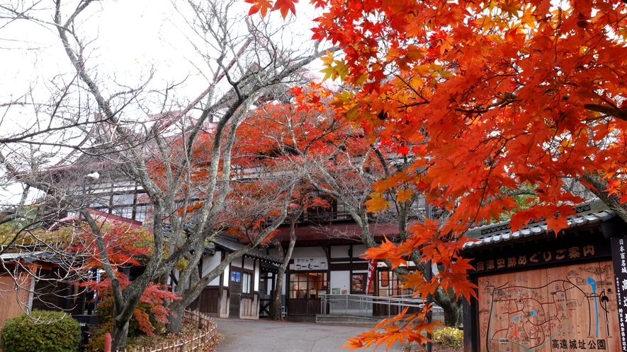 □【高遠城址公園】秋には約250本のカエデが紅葉し、趣ある城址公園に(当館よりお車約70分)