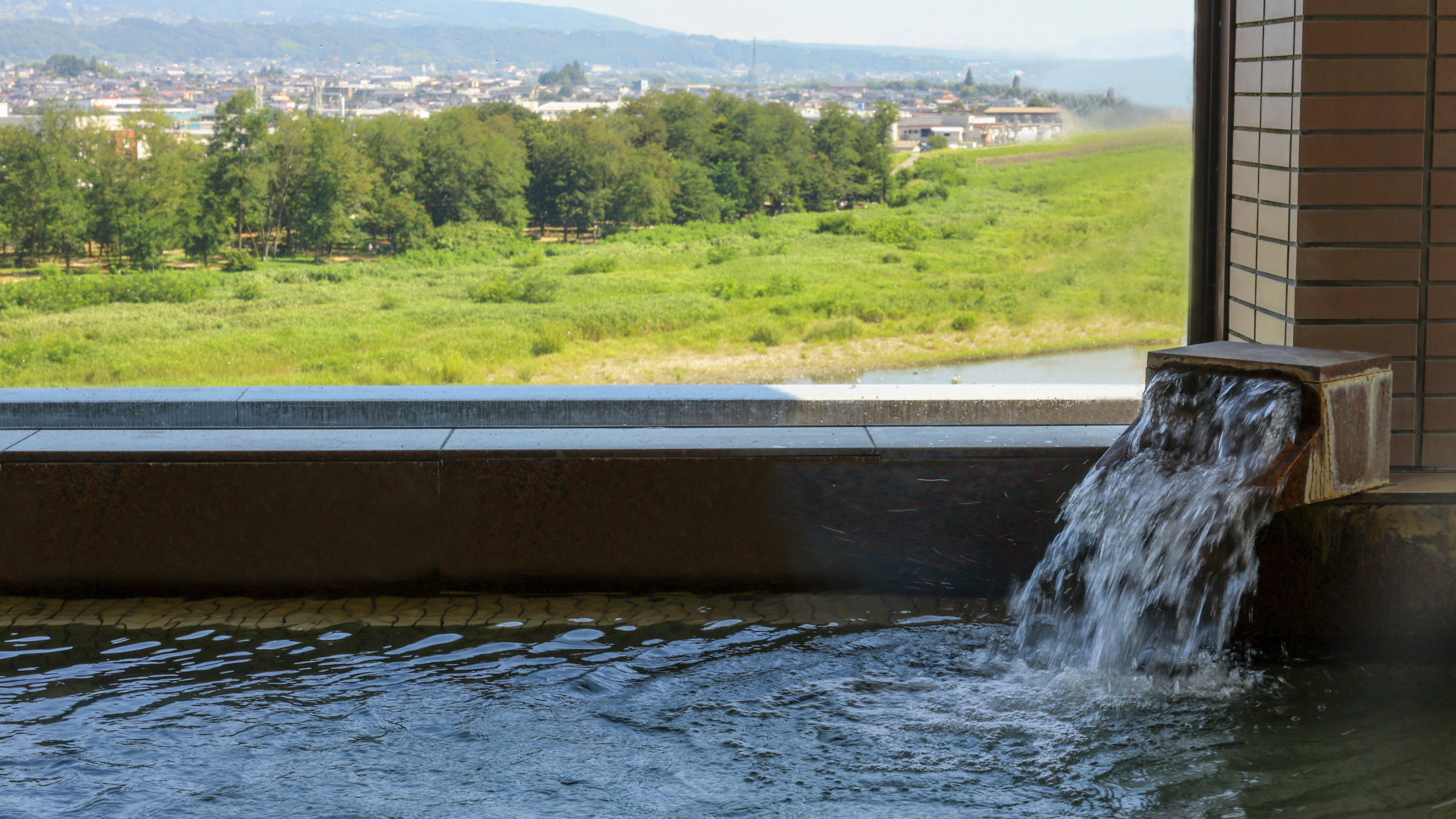 □【大浴場】ガラスのくもりをそっと撫でるとひろがる、雄大な天竜川の流れ。ごゆっくりとご堪能ください