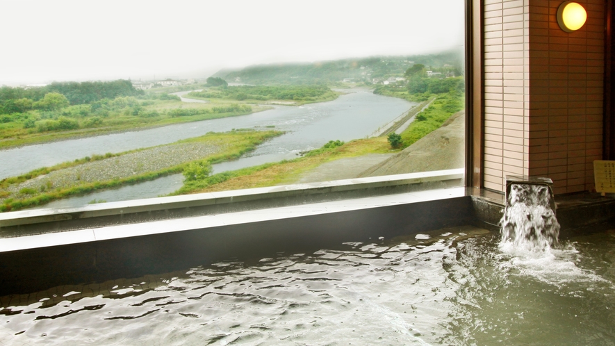 □【男性大浴場】大きなガラス窓から、昼は天竜川の悠々たる流れ、夜は飯田市街地の夜景を一望できます