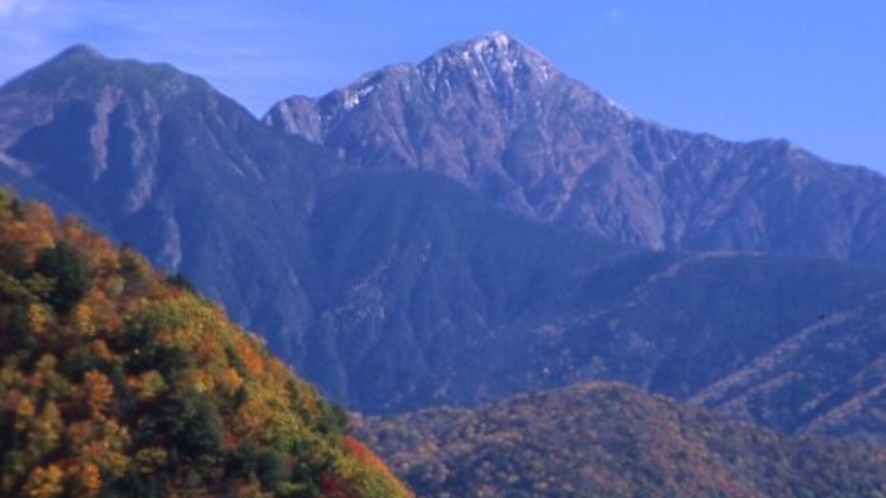■エコーライン紅葉と聖岳　日本のチロルと呼ばれるしらびそ高原・空気の澄んだ秋、紅葉の奥に南アルプスの
