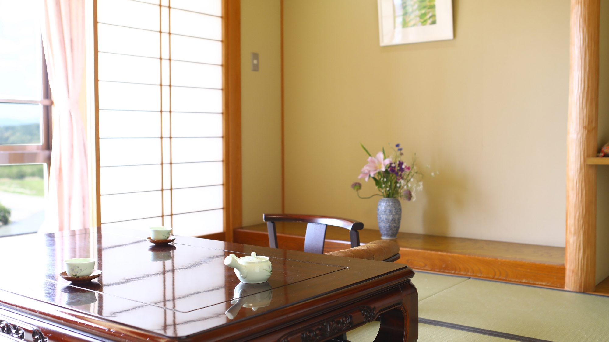 □【天竜川眺望和室】大きなガラス窓から真正面に、雄大な天竜川と南アルプスを望むお部屋