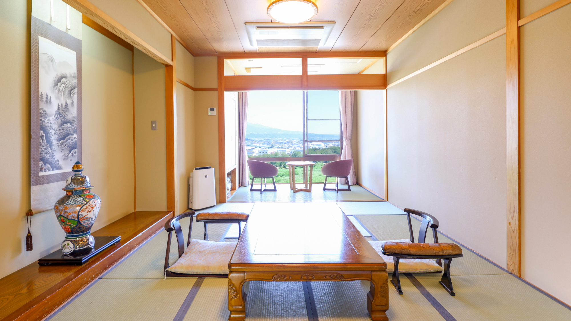 □【展望風呂付き和洋室】琉球畳のツインベッドルームと和の12畳間からなる和洋室。一日一組様限定のお部